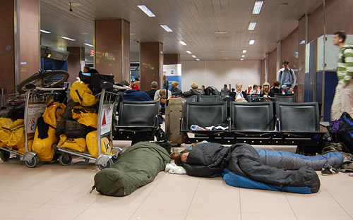 O alegre caos de uma noite passada no terminal