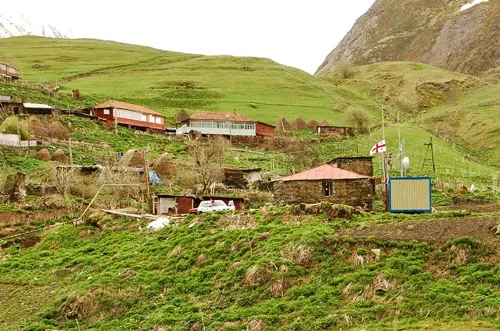 Posto de fronteira georgiano. Dois anos antos foi por aqui que os russos entraram à desgarrada, e em caso de nova crise, o caudal repetir-se-á.