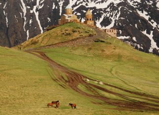Locais: Igreja de Santa Trindade, Geórgia