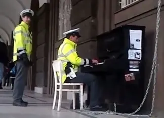 Momentos: O Polícia Pianista