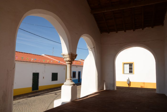 Alpendre da igreja em Trindade