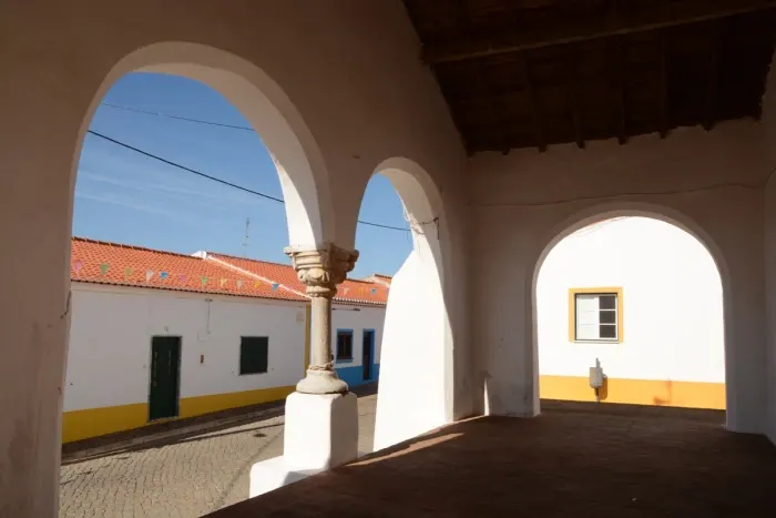 Alpendre da igreja em Trindade
