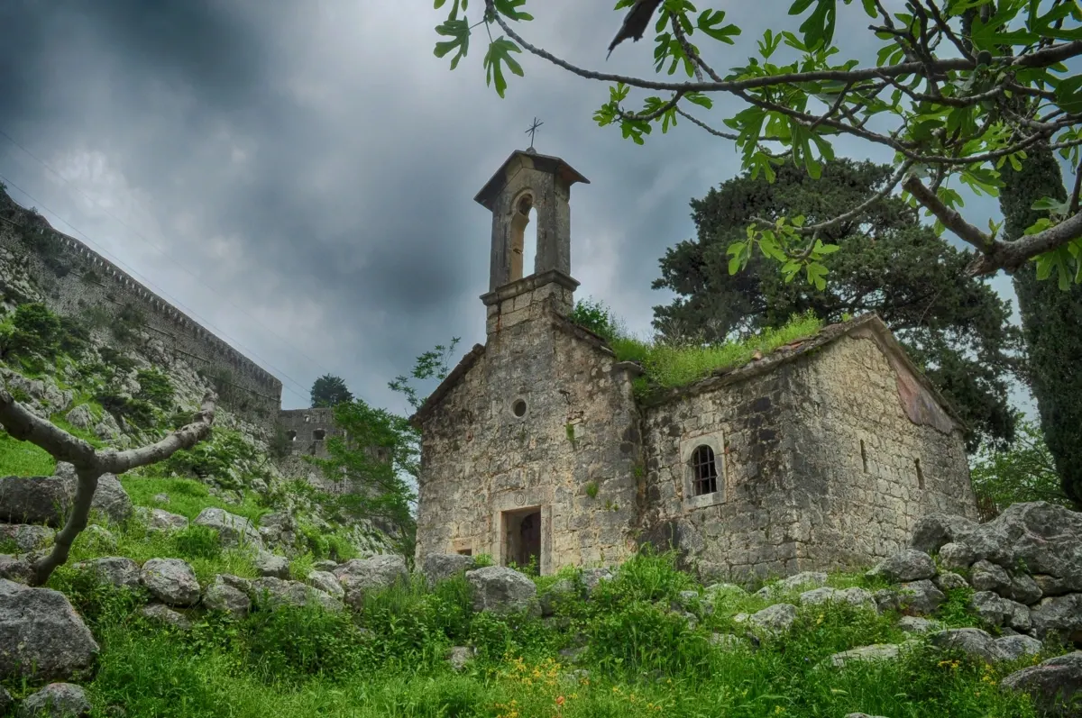 Capela Abandonada em Kotor