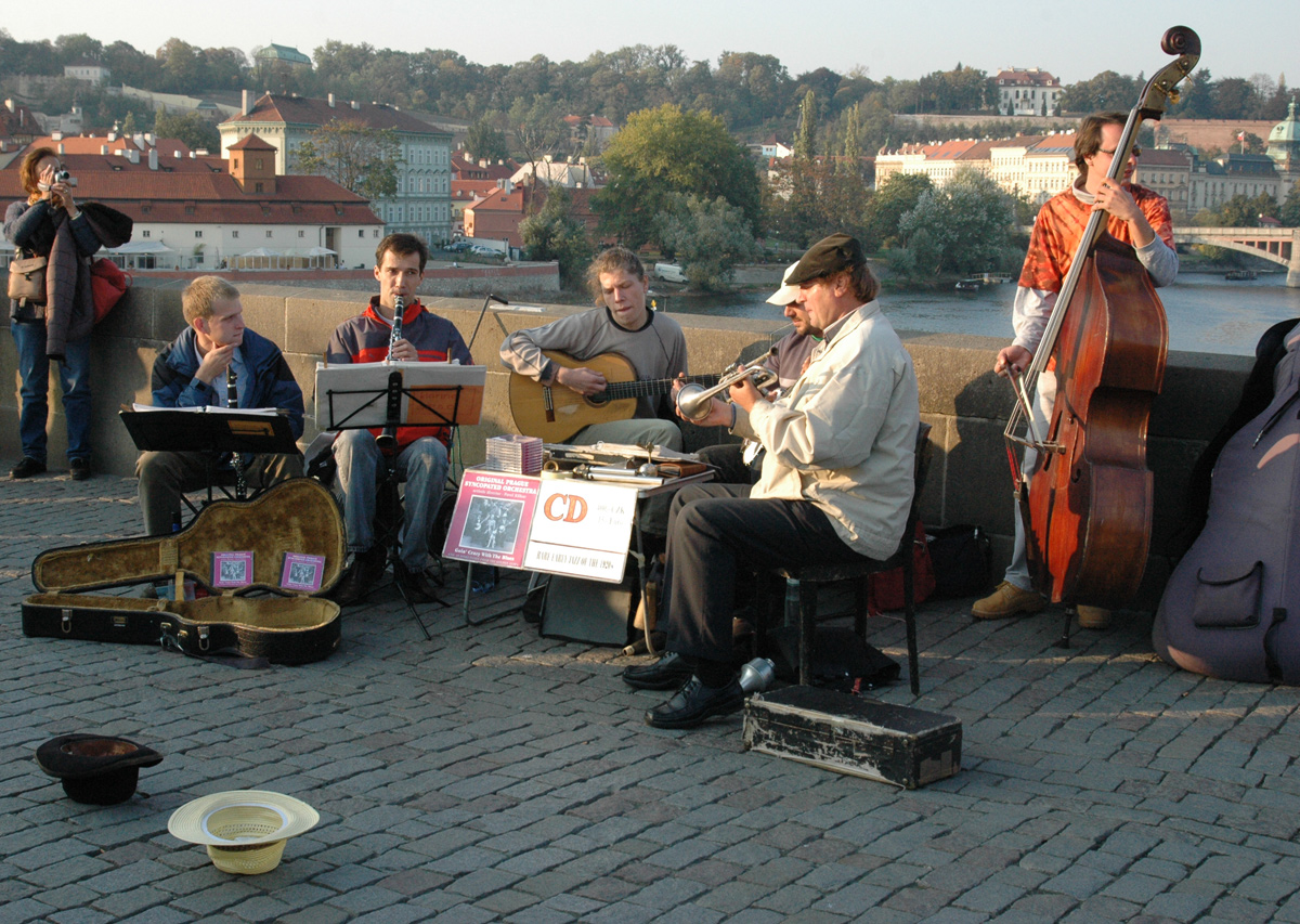 Artistas de Rua actuando na Ponte Karlovo