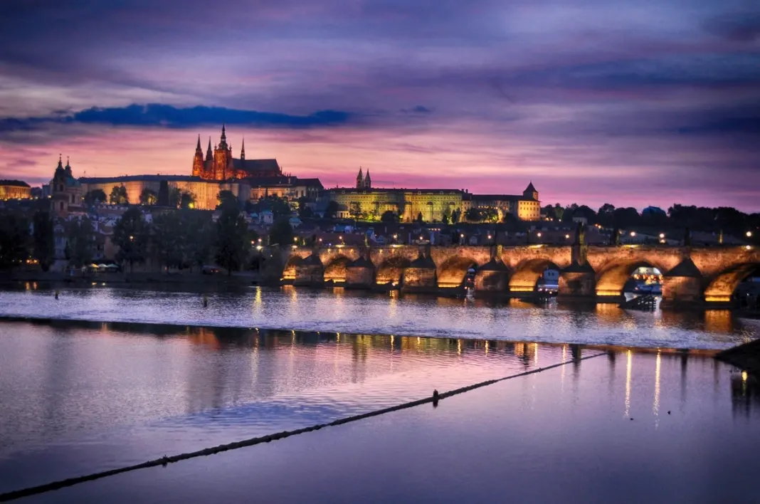 Pôr-do-Sol sobre o Castelo de Praga Pôr-do-Sol sobre o Castelo de Praga