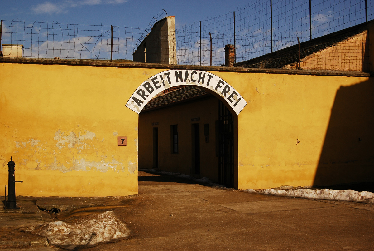 O infame Arbeit Macht Frei da prisão de Terezin