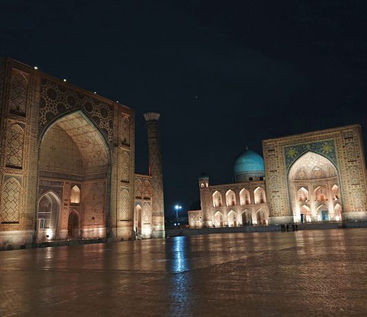 Locais: Registan, em Samarkand no Ubzequistão