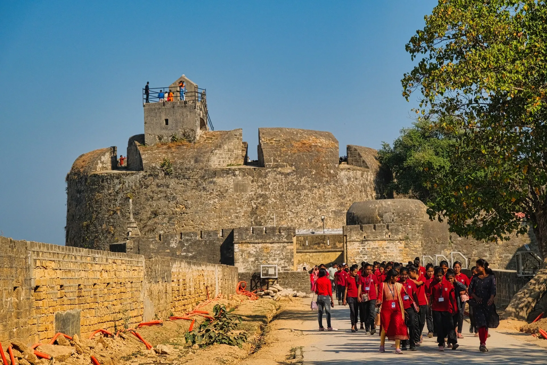 Alunos de um colégio local visitam o forte de Diu