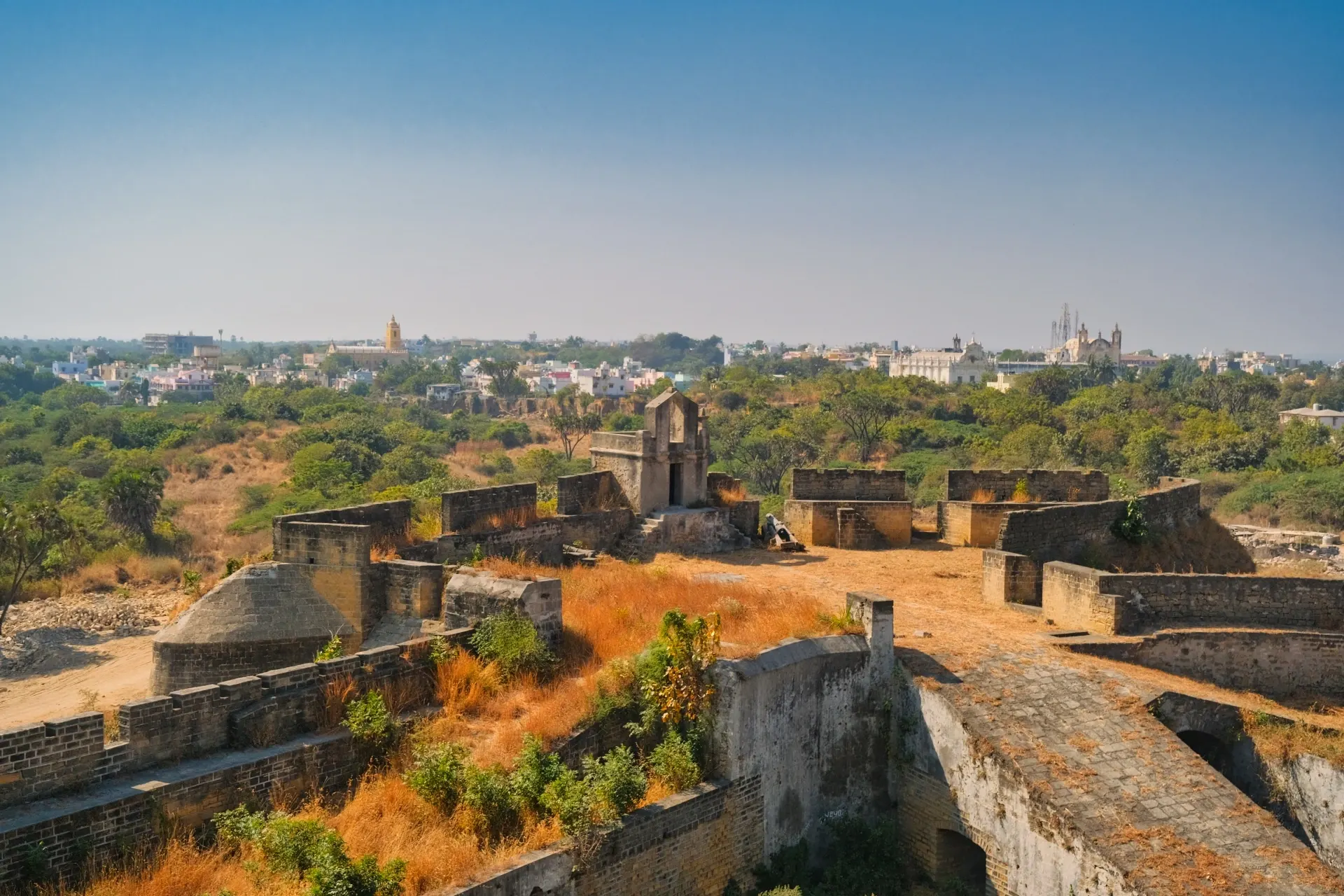 Do Forte de Diu tudo se dominava. Na imagem, os três principais edifícios religiosos podem-se ver ao fundo.