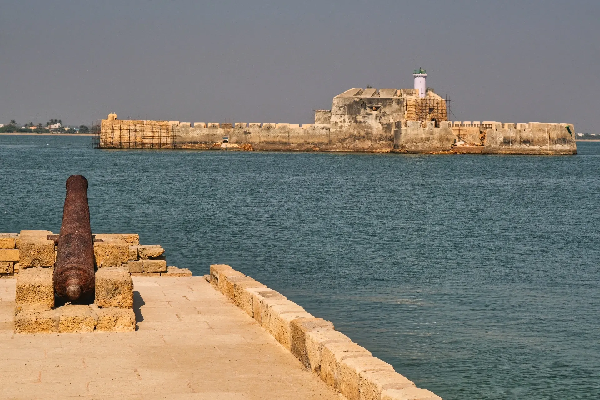 O Forte de Mar visto do pontão do Forte de Diu. Aqui se entende como este ponto funcionava como um baluarte avançado da fortificação principal.