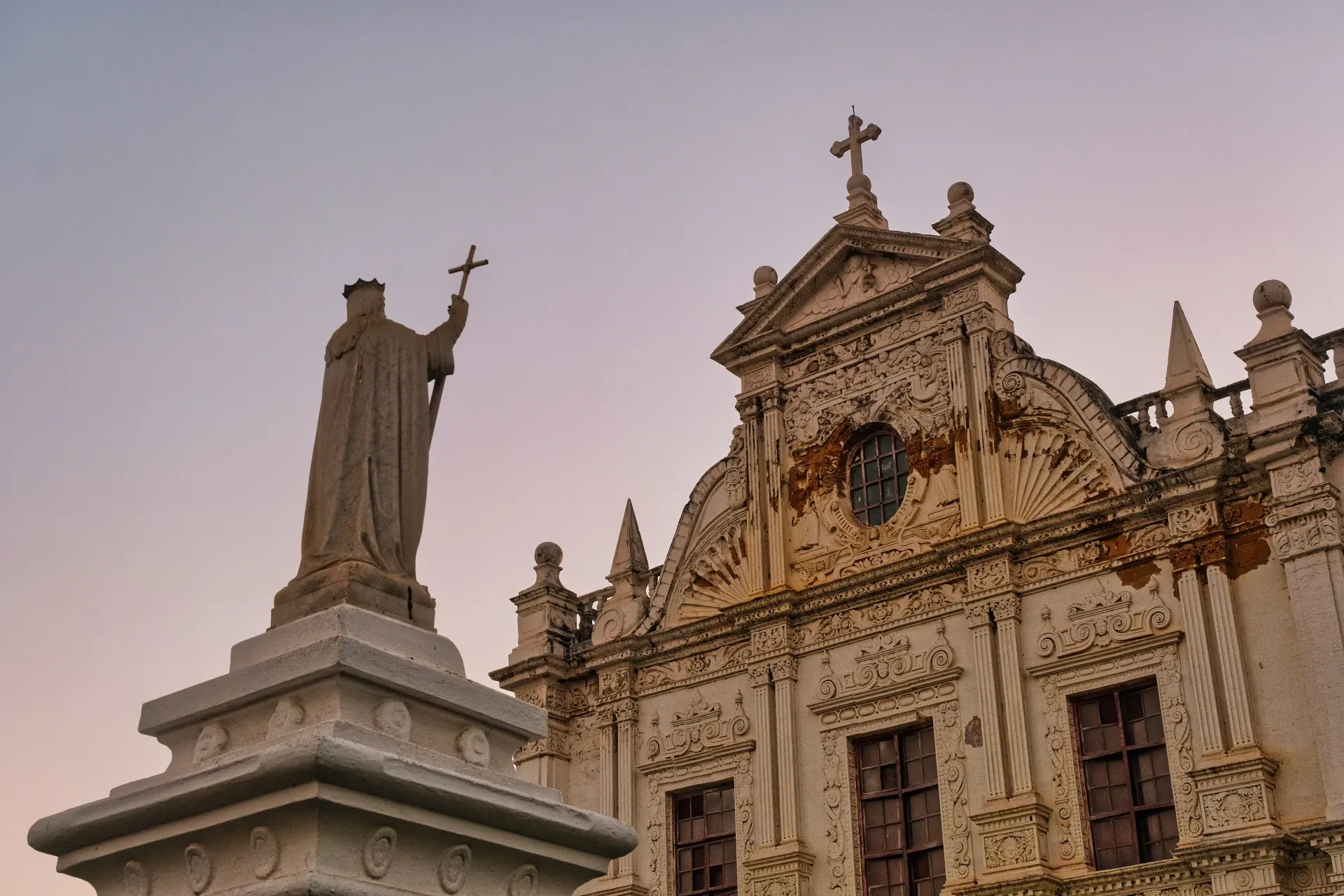 Detalhe da fachada frontal da igreja