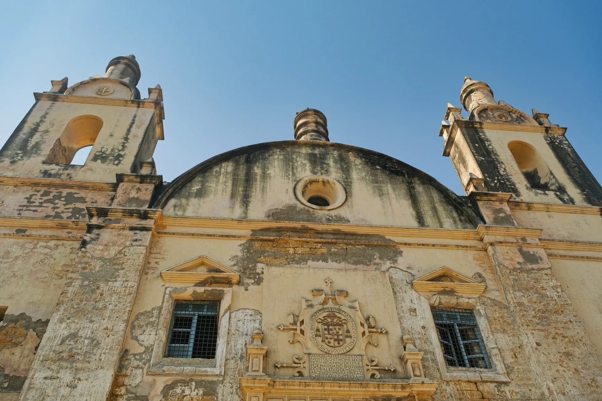 Detalhe da fachada frontal da igreja de São Tomé, em Diu