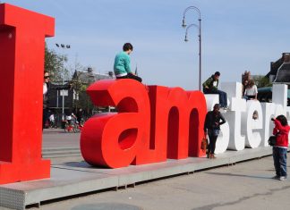 Habitantes de Amesterdão Processam Cidade por Excesso de Turismo