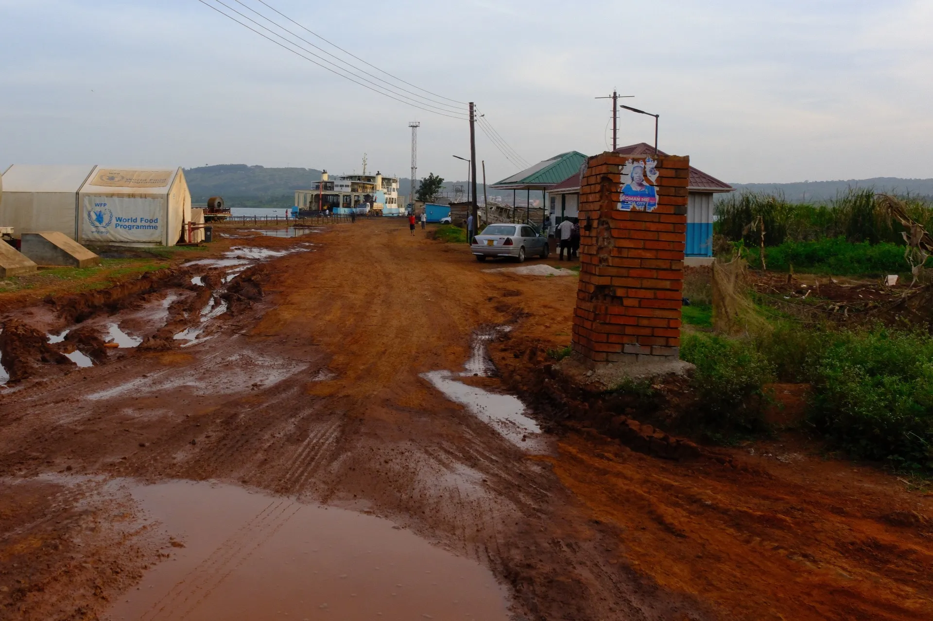 A entrada para o porto de Jinja, próximo de nossa casa