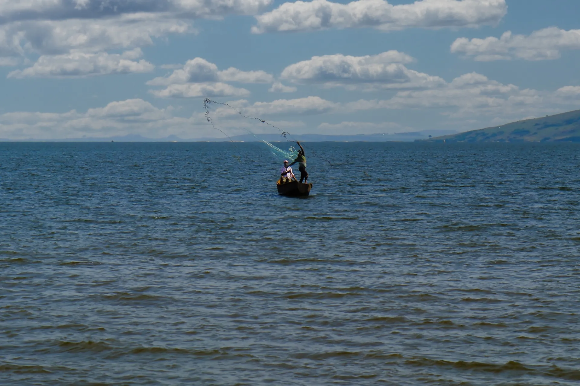 Pescadores ao largo de Masese, uma pequena aldeia nos subúrbios de Jinja