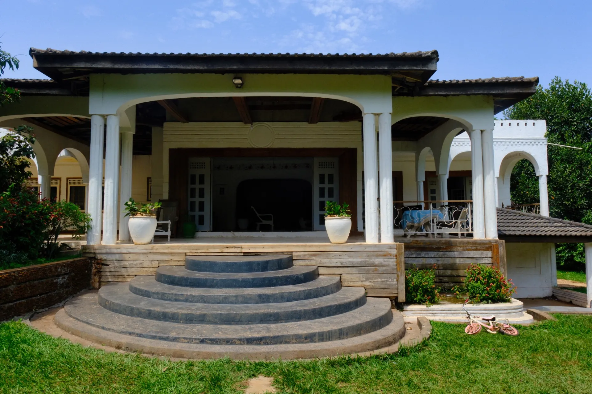 A entrada de nossa casa de Entebbe