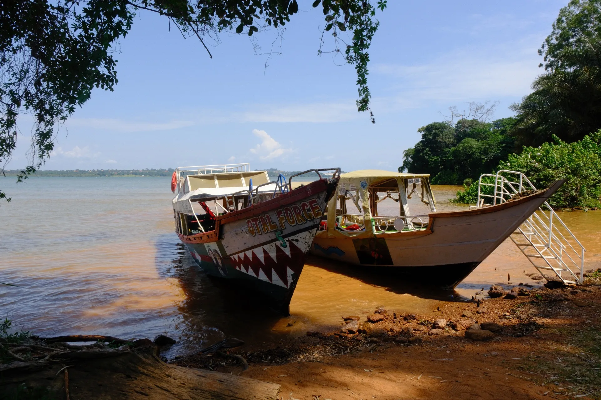 Duas embarcações turísticas para passeios no Lago Vitória